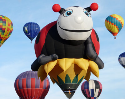 Cartoon Hot Air Balloon Pictures. Cartoon-shaped alloon flanked